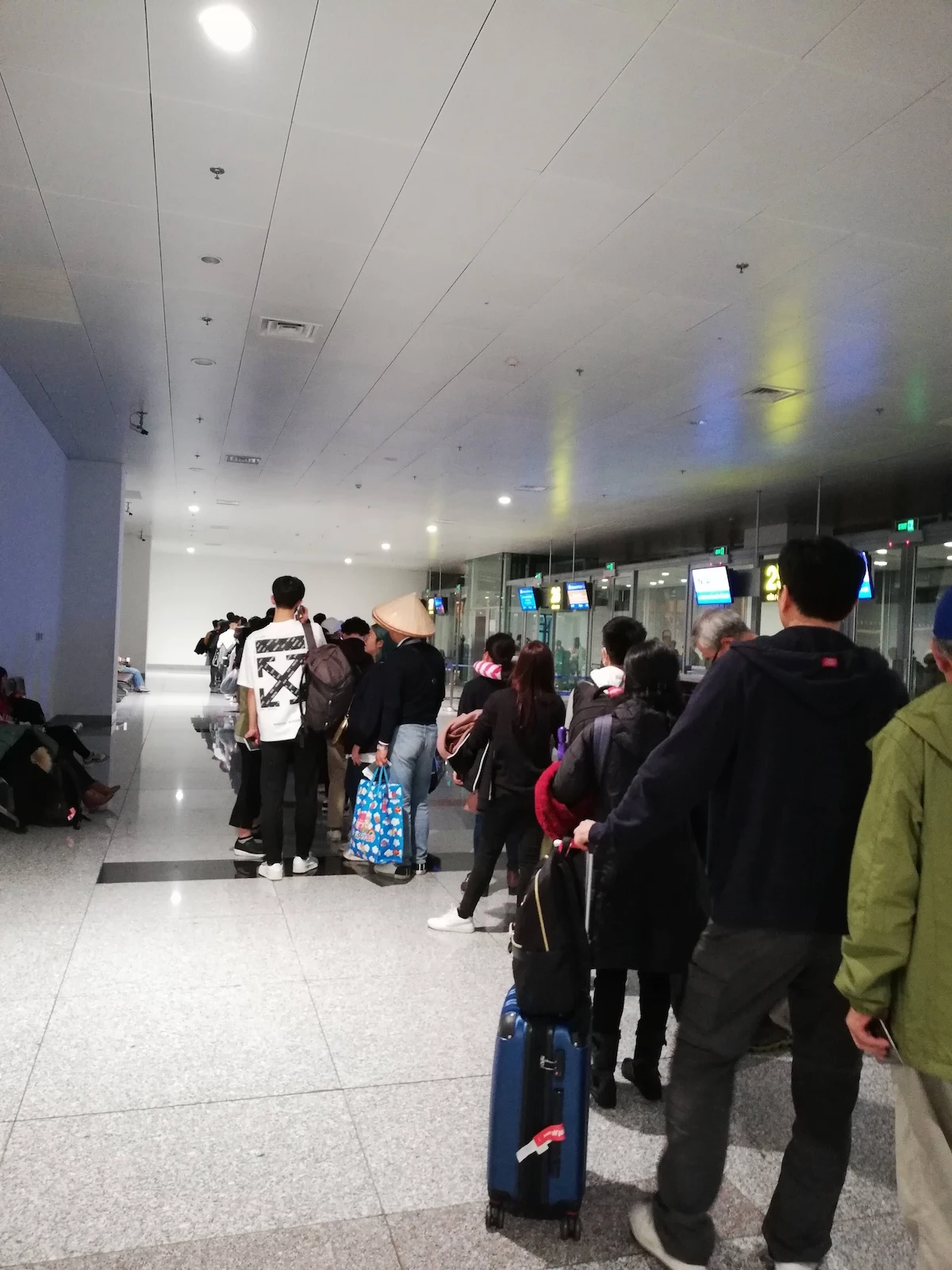 Xếp hàng lên máy bay sang Hàn Quốc